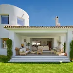 Vacation I Moss, Ibiza-style Villa, Golf-front, Swimming-pool, Biohacking, Sauna, Fire-pit Lounge, 7min From Puerto Banus וילה מארבלה
