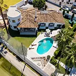 וילה Vacation I Moss, Ibiza-style Villa, Golf-front, Swimming-pool, Biohacking, Sauna, Fire-pit Lounge, 7min From Puerto Banus מארבלה